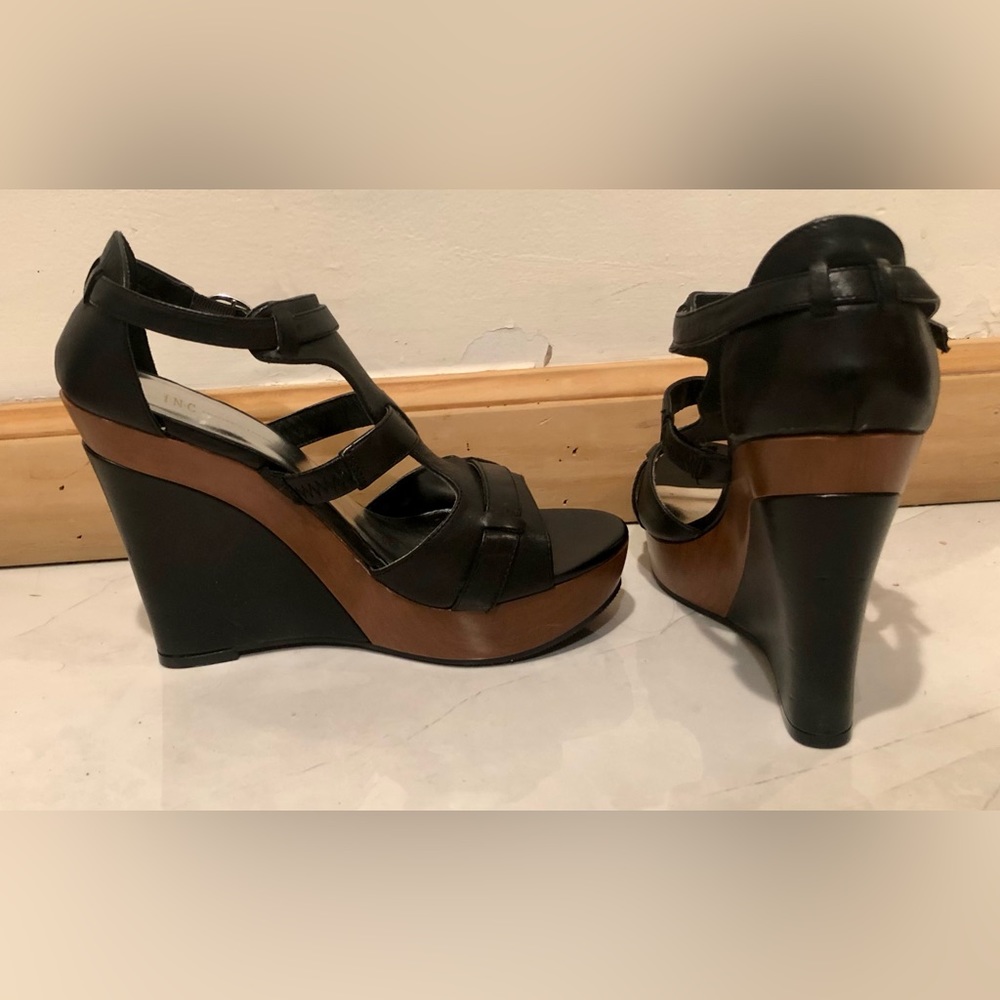 Black wedges with brown wood detail. Size 8.5